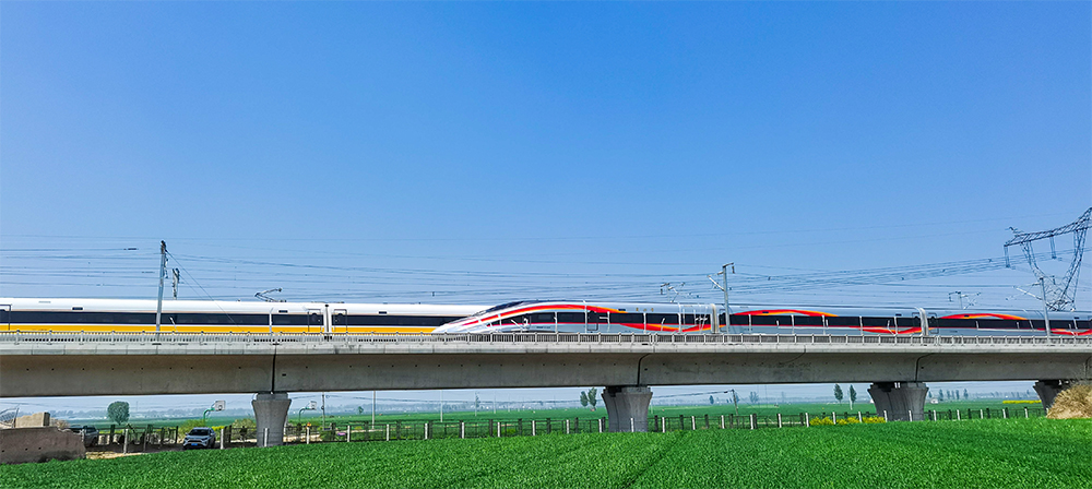 新型复兴号高速综合检测列车上线运行891 km/h 交会试验