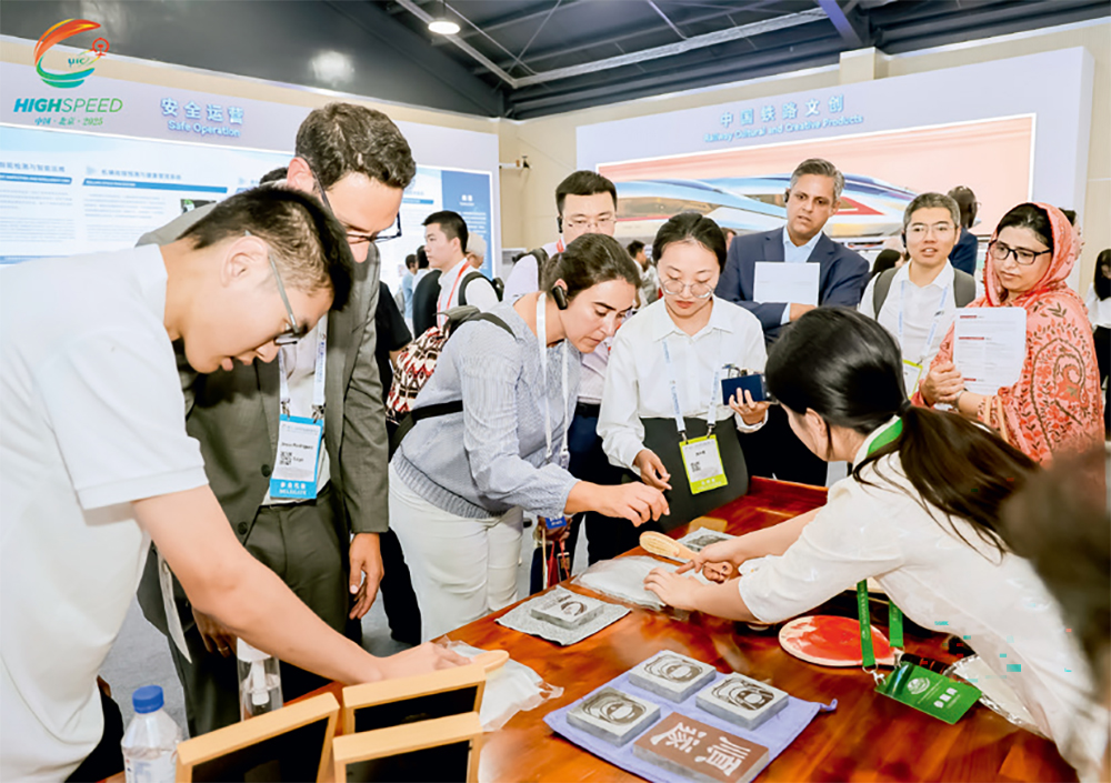 参会代表体验丰富多彩的文化活动