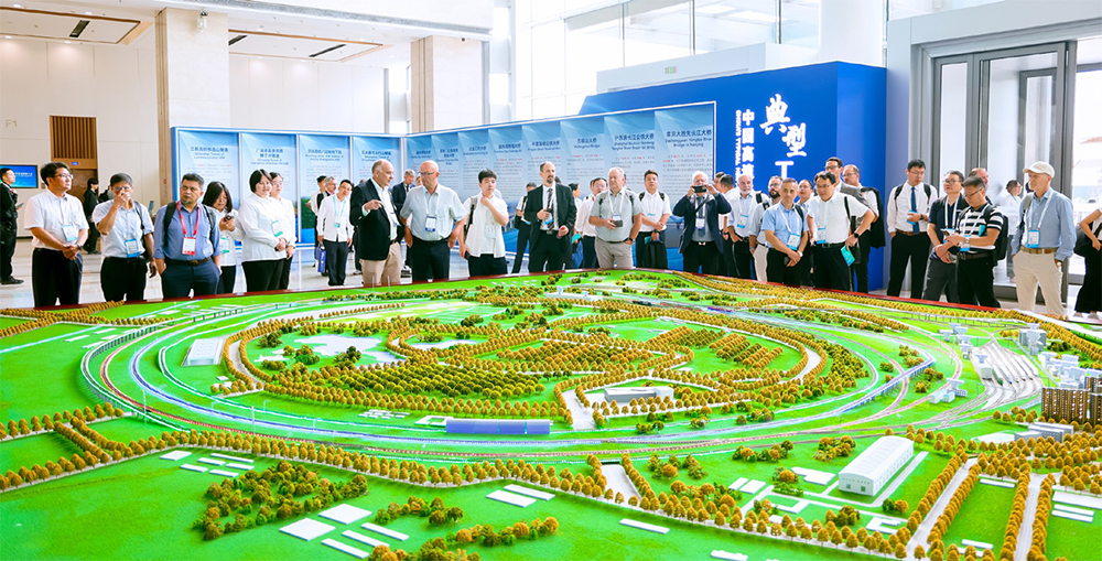 参会代表参观国家铁道试验中心沙盘、6大重点实验室