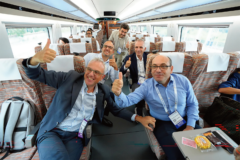 参会代表在国家铁道试验中心参加实车试乘活动