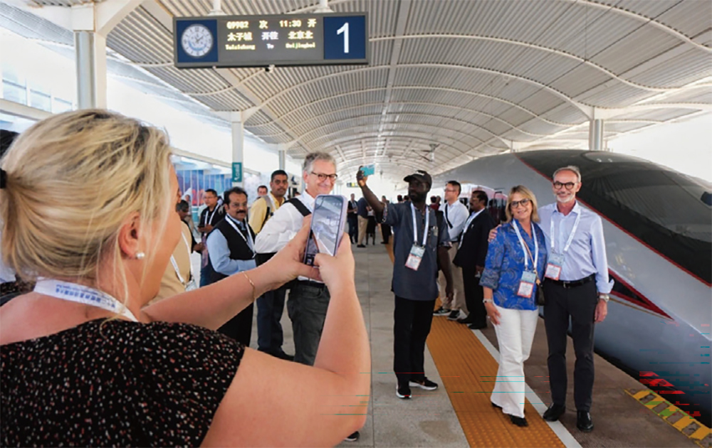 参会代表乘坐复兴号动车组技术参观京张高铁