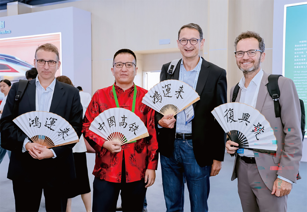 参会代表体验丰富多彩的文化活动