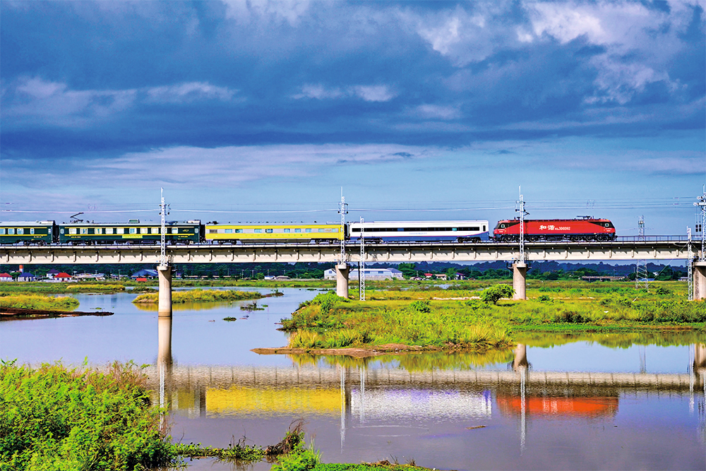 奔驰在中老铁路磨万段的动态检测列车