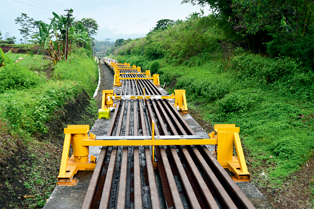 雅万高铁用50m长钢轨印尼窄轨铁路运输