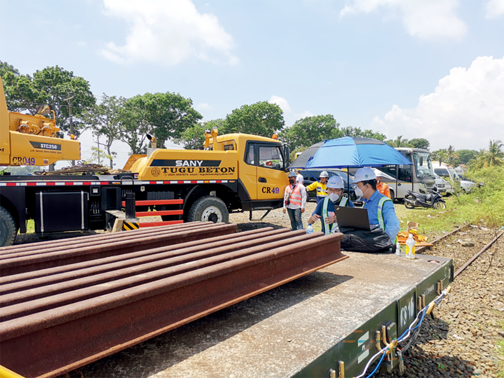 试验人员检查钢轨装载过程中的荷载变化